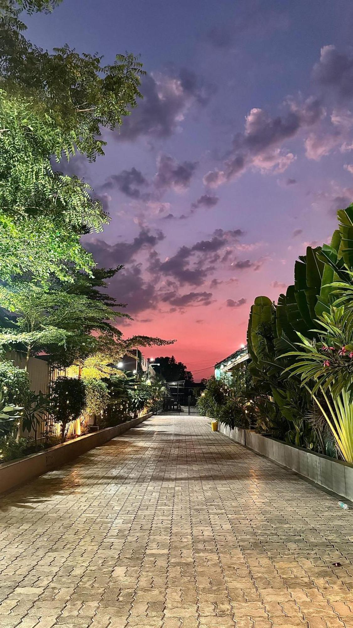 The Pavilion Park Resort Malegaon Bagian luar foto